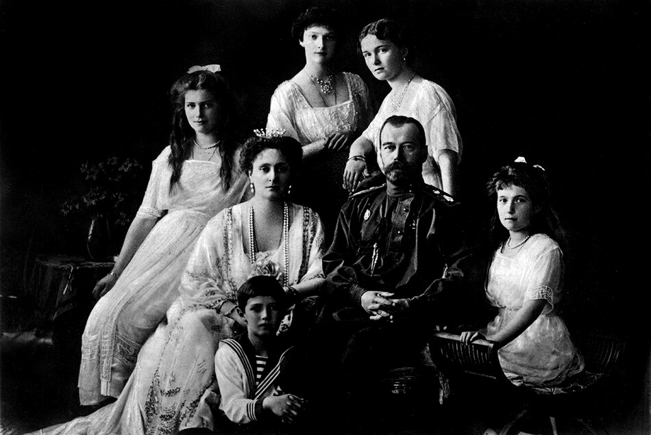 Царь России Николай II с женой Александрой Фёдоровной и её дочерьми Ольгой, Татьяной, Марджей и Анастасией и сыном Алексеем, 1913 г.