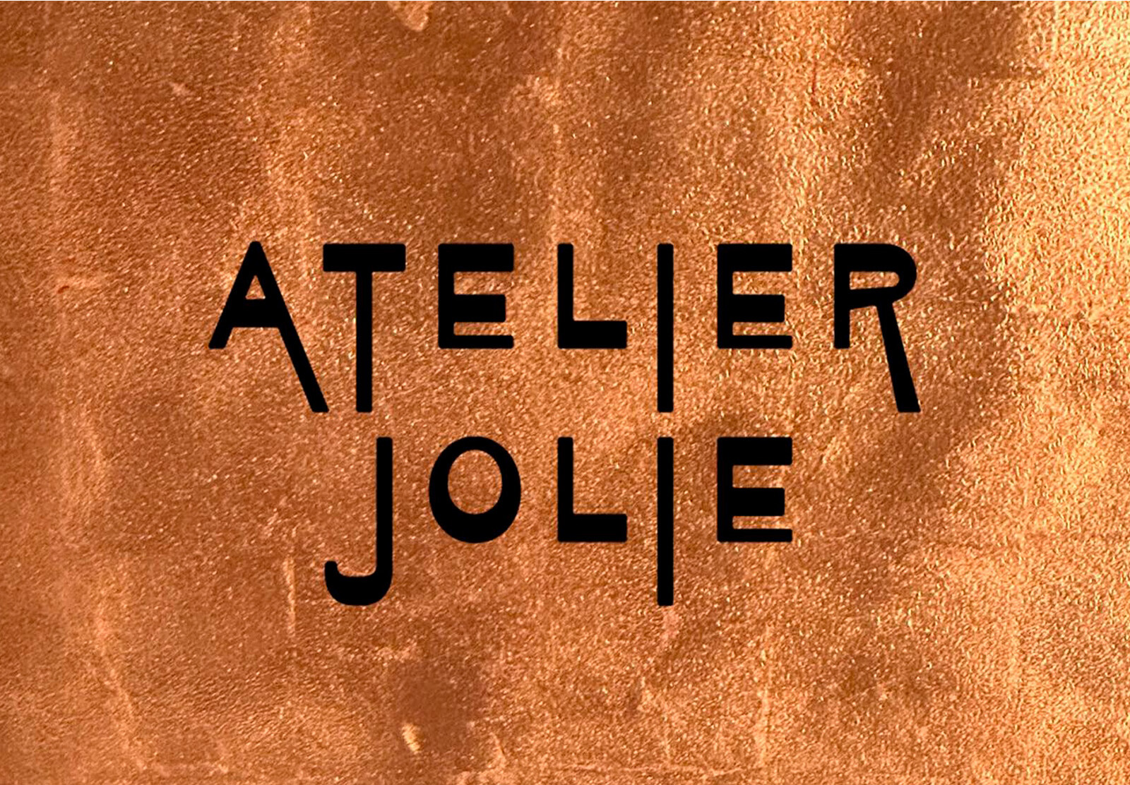 Анджелина Джоли запускает свой этичный бренд одежды Atelier Jolie