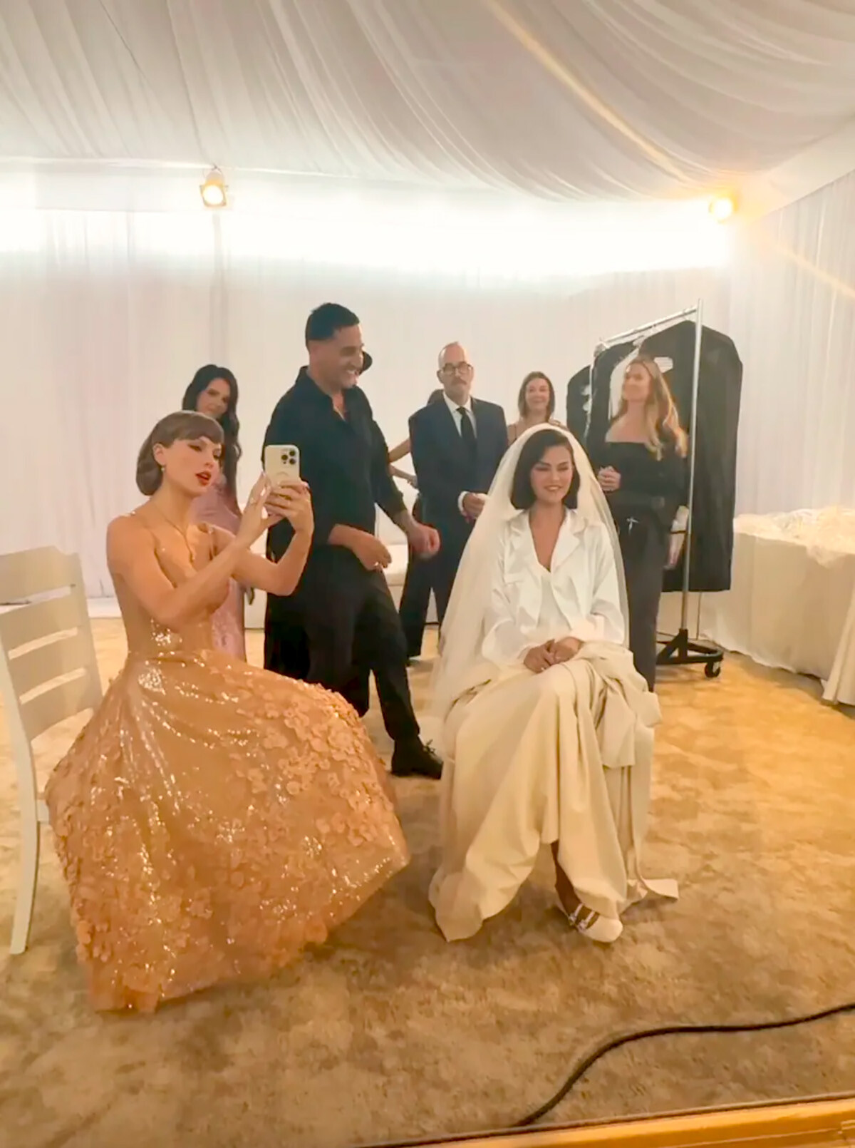 Тейлор Свифт на свадьбе Селены Гомес, 2025