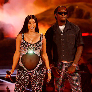 Карди Би объявила, что беременна вторым ребенком во время выступления на BET Awards