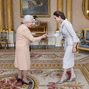 Почему Елизавета II так любит Анджелину Джоли