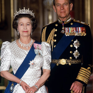 Королева Елизавета II заставила принца Филиппа бросить курить