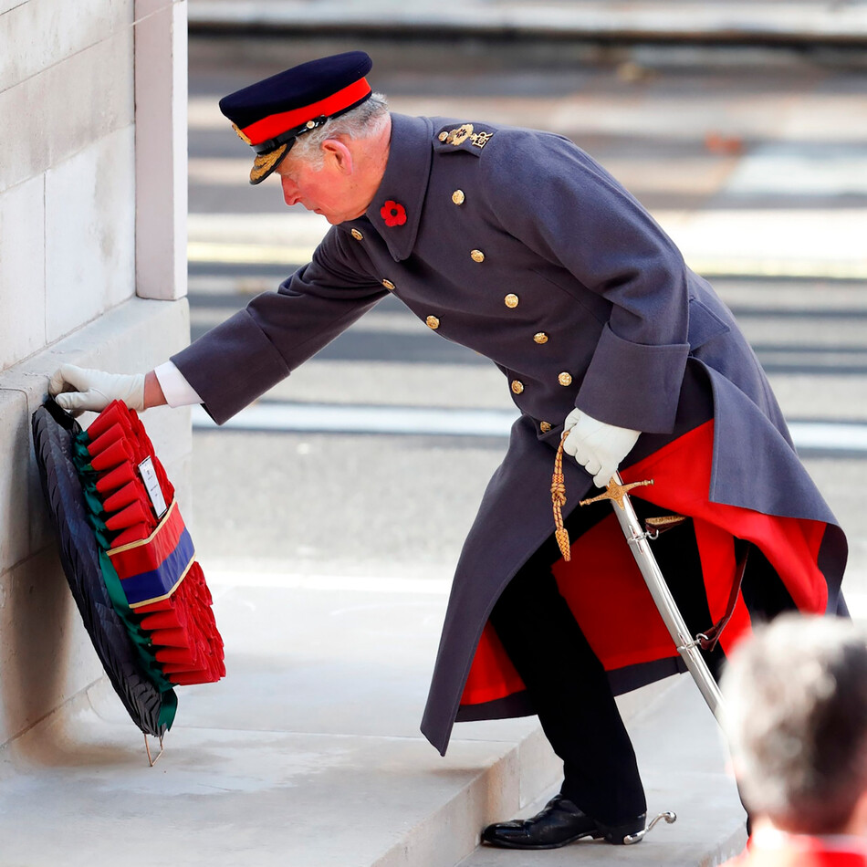 Король Карл III возлагает венок во время Национальной службы памяти у Кенотафа 13 ноября 2022 года в Лондоне, Англия