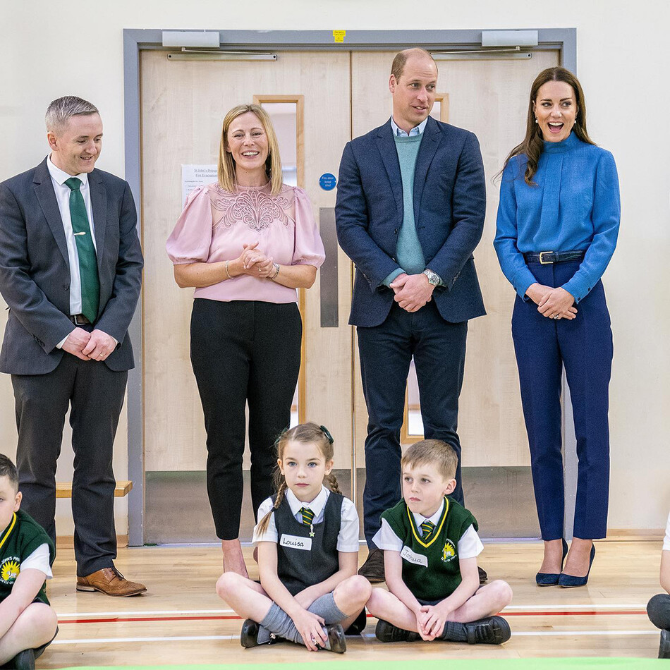 Принц Уильям, герцог Кембриджский и его жена Кэтрин, герцогиня Кембриджская во время посещения начальной школы Святого Иоанна в Глазго 11 мая 2022 года