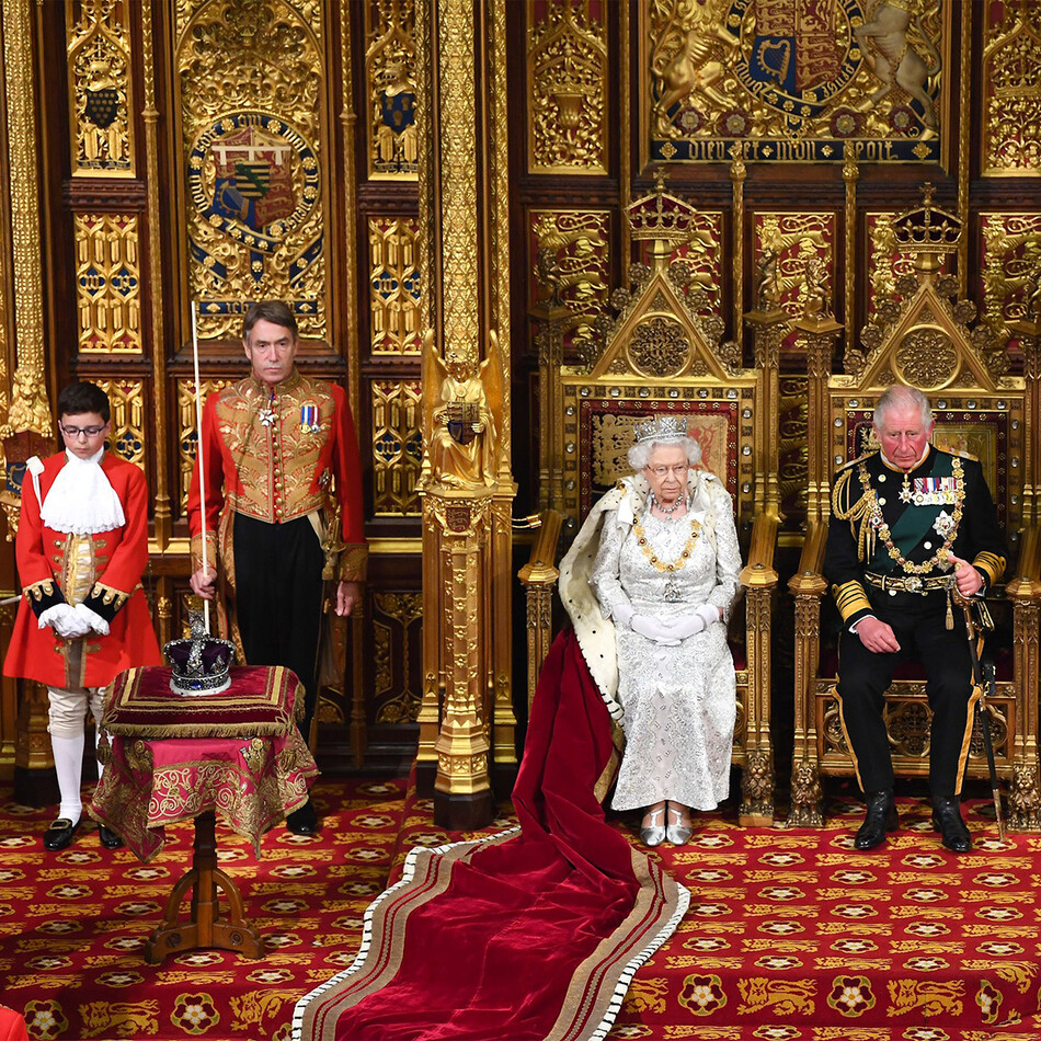 Королева Елизавета II с принцем Чарльзом во время государственного открытия парламента в 2019 году, Лондон, Великобритания 