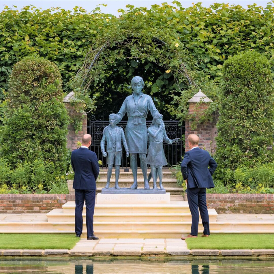 Принц Уильям и принц Гарри открывают статую принцессы Дианы, в&nbsp; садах Кенсингтонского дворца, 1 июля 2021