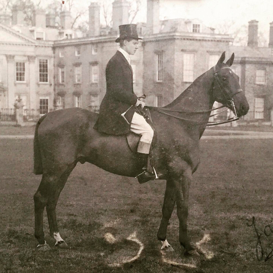 Архивное фото дедушки принцессы Дианы, Джека Спенсер на своей лошади на лужайке Элторпа &mdash; фамильного поместья графского рода Спенсеров в Нортгемптоншире май 1913 года