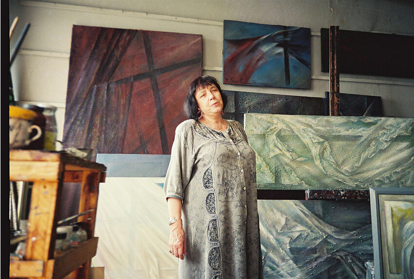 Татьяна Сельвинская в мастерской, 1999