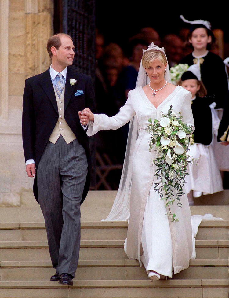 Принц Эдуард и Софи Рис-Джонс выходя из часовни Святого Георгия, после бракосочетания 19 июня 1999 года в Виндзоре, Англия