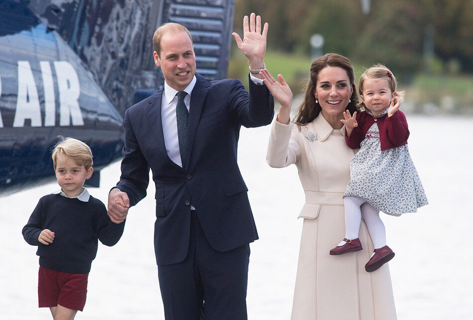 Герцогиня Кэтрин с принца Уильямом и детьми принцем Джорджем и принцессой Шарлоттой 1 октября 2016 года в Виктории, Канада