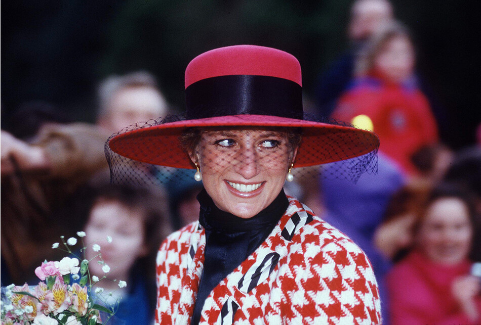 Принцесса Диана, принцесса Уэльская после посещения службы в церкви Сандрингема, 1996