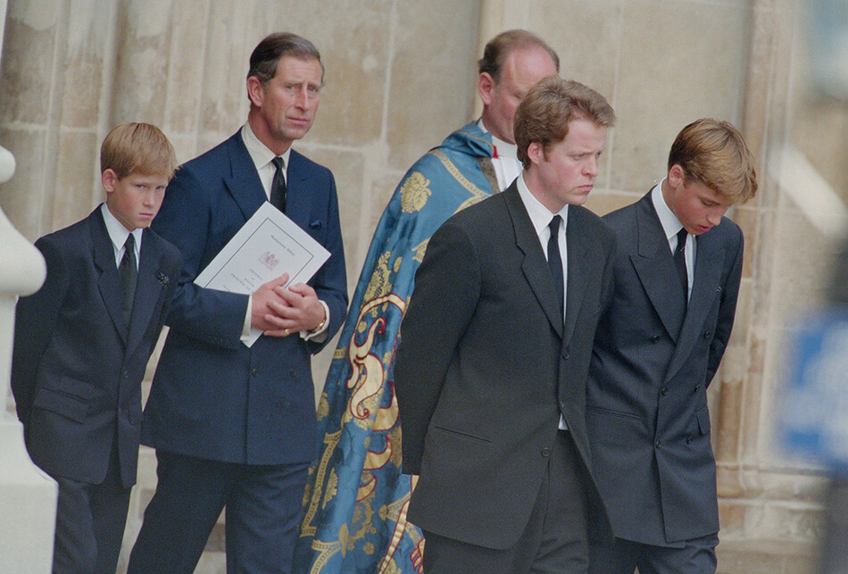Принц Гарри, принц Чарльз, граф Спенсер и принц Уильям в Вестминстерском аббатстве на панихиде по Диане, принцессе Уэльской, 6 сентября 1997 г. в Лондоне, Англия