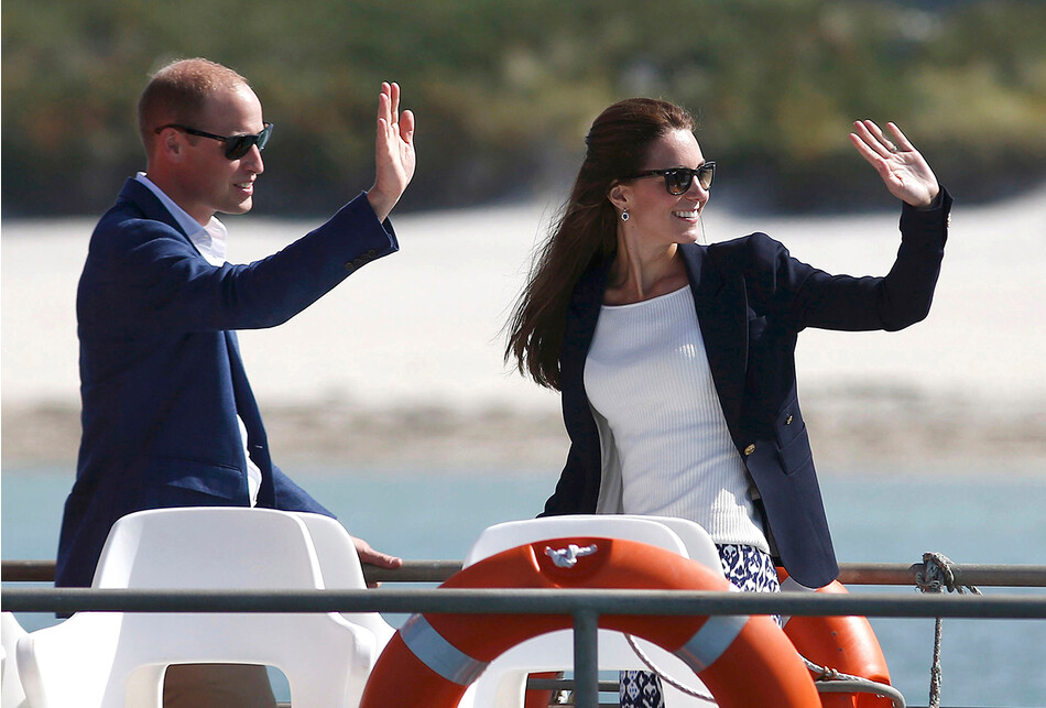 Принц Уильям и Кейт Миддлтон совершить поездку на лодке в Сент-Мартинс, 2 сентября 2016 года на островах Силли, Англия
