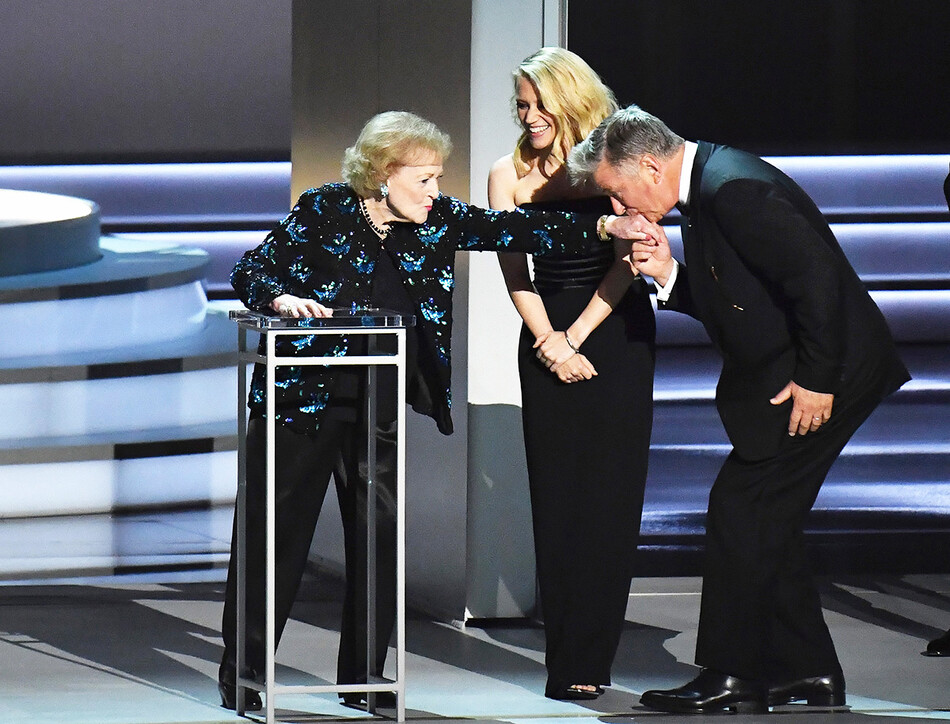 Бетти Уайт, Кейт Маккиннон и Алек Болдуин во время 70-й церемонии вручения премии Эмми в Microsoft Theater в Лос-Анджелесе, Калифорния, 17 сентября 2018
