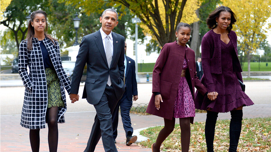 Барак Обама идет со своей женой Мишель Обамой и двумя дочерьми Малией Обамой (слева) и Сашей Обамой (2 справа) через парк Лафайет в церковь Святого Иоанна, чтобы посетить службу 27 октября 2013 года в Вашингтоне