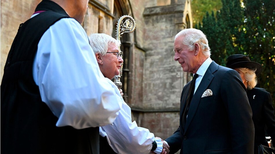  Короля Карла III приветствует преподобный Джун Осборн, епископ Лландаффа, когда он посещает службу молитвы и размышления о жизни королевы в Лландаффском соборе 16 сентября 2022