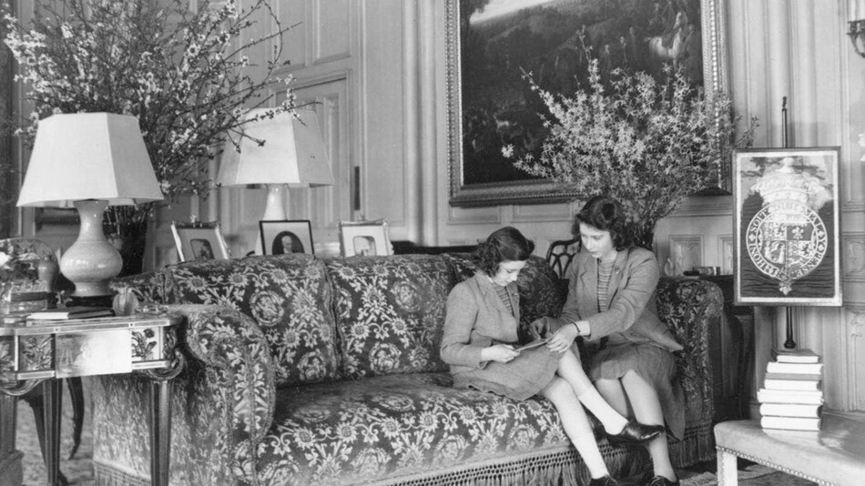 Принцессы Маргарет и Елизавета дома в Королевской ложе в 30-е годы