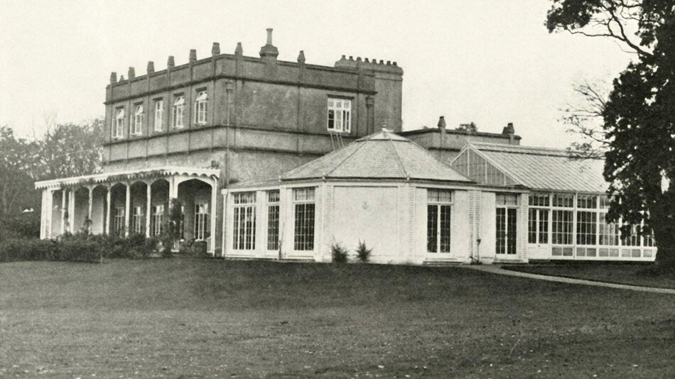 Королевский домик (Королевское ложе) до ремонта в начале 30-х годов. Консерватория была пристройкой 19 века к дому 18 века