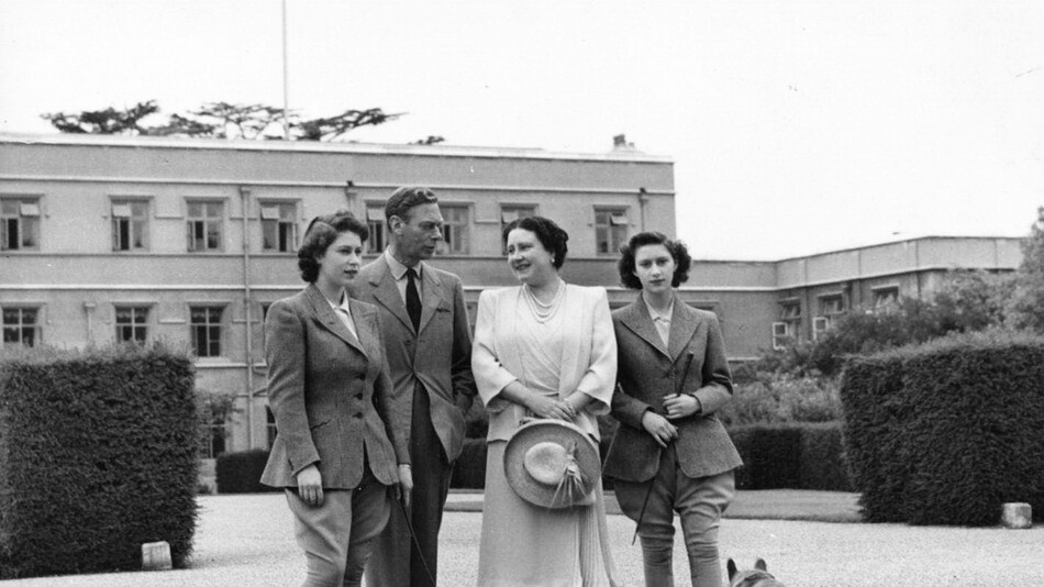 Принцесса Елизавета, король Георг VI, королева Елизавета и принцесса Маргарет с домашними питомцами в Королевской ложе в 40-х годах