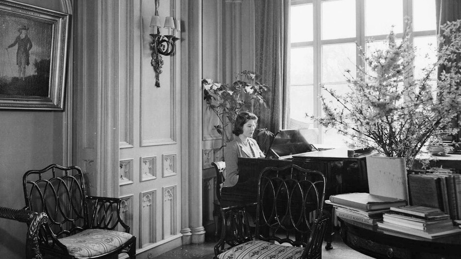 Принцесса Елизавета играет на пианино в зале Королевской ложи где-то в 30-х годах