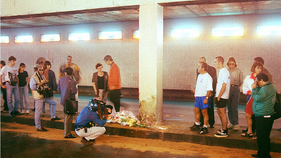 Оператор снимает место гибели автомобиля с принцессой Дианой и Доди аль-Файеда,в Парижском туннеле, 31 август 1997