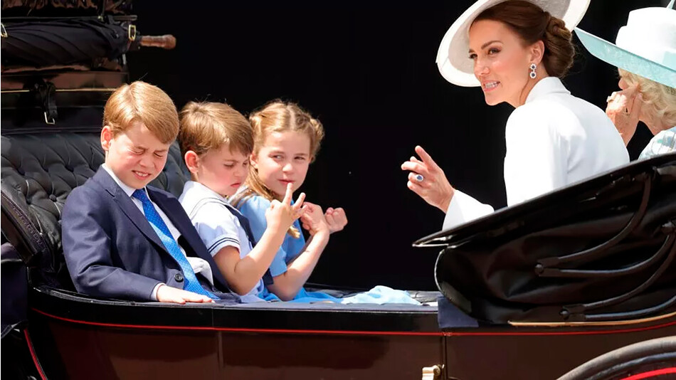 Принцы Джордж и Луи с принцессой Шарлоттой едут в карете c Камиллой, герцогиней Корнуолльской и Кэтрин, герцогиней Кембриджской во время парада Trooping the Colour&nbsp; 2 июня 2022 года в Лондоне, Англия