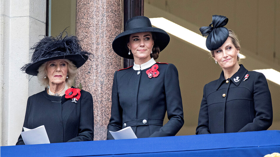 Камилла, герцогиня Корнуолльская, Кэтрин, герцогиня Кембриджская и Софи, графиня Уэссекская во время Национальной службы памяти в Кенотафе 14 ноября 2021 года в Лондоне, Англия