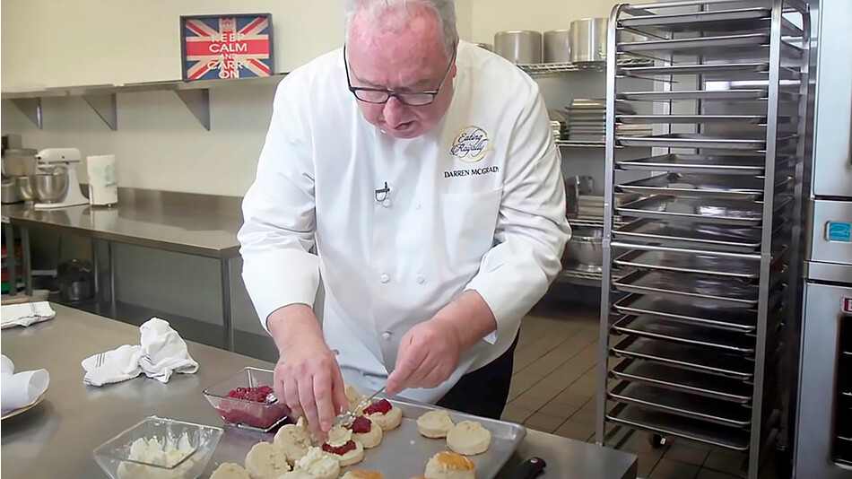 Бывший королевский Шеф-повар Даррен МакГрэди даёт мастер-класс по приготовлению любимого десерта королевы Елизаветы II &mdash; Скон, сервированный по корнуолльскому методу