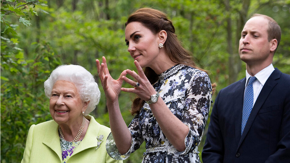 Елизавета II, принц Уильям и Кейт Миддлтон во время Цветочной выставки в RHS Chelsea 2019 в Лондоне 20 мая 2019 года