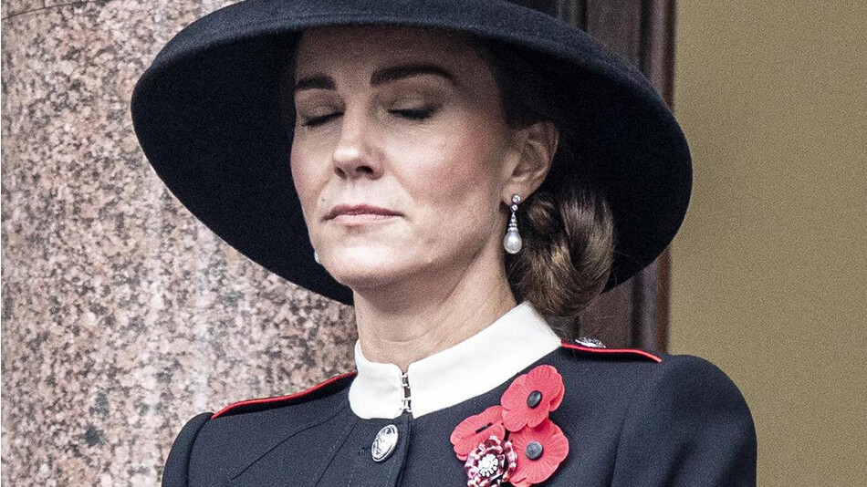 Кэтрин, герцогиня Кембриджская во время Национальной службы памяти павших в Кенотафе, Уайтхолл 14 ноября 2021 года в Лондоне, Англия