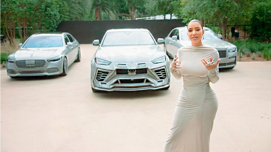 Ким Кардашьян показала свою коллекцию автомобилей, 2022