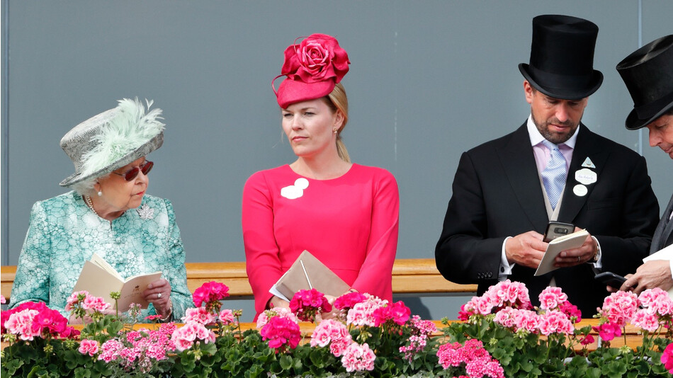 Почему королева Елизавета II запрещает использовать мобильные телефоны во время семейных обедов?