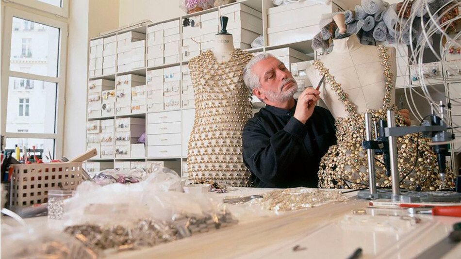 Пако Рабанн работает над нарядом в своей парижской мастерской