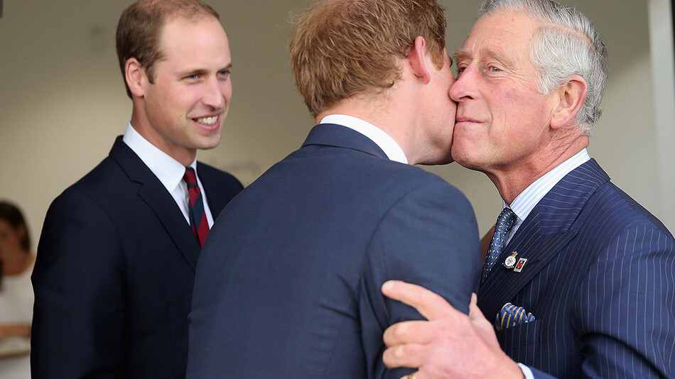 Принц Чарльз приветствует своего сына принца Гарри, и принца Уильяма перед церемонией открытия игр Invictus Games в парке королевы Елизаветы II 10 сентября 2014 года в Лондоне, Англия