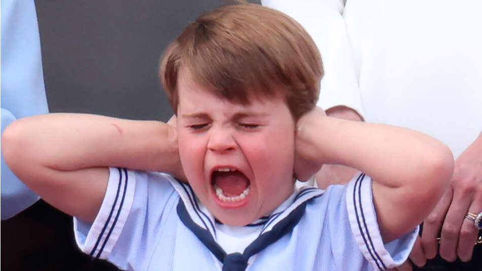 Принц Луи испытывает приступ паники из-за шума пролетающих королевских ВВС на балконе Букингемского дворца во время Trooping the Colour 2 июня 2022 года в Лондоне, Англия