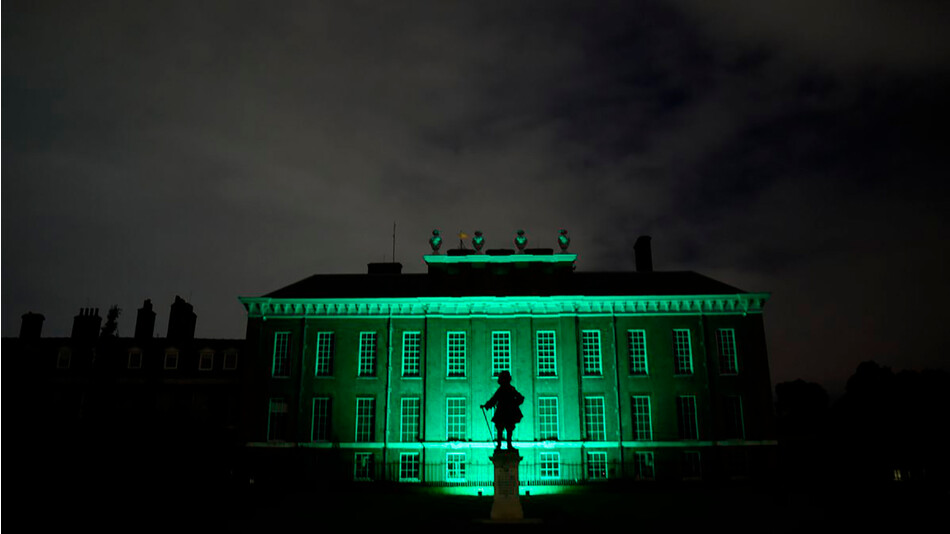 Кенсингтонский дворец с ночной подсветкой