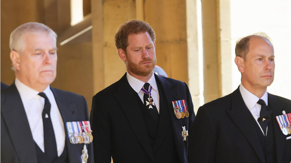 Принц Эндрю, герцог Йоркский, принц Гарри, герцог Сассекский и принц Эдвард, граф Уэссекский во время похорон принца Филиппа, герцога Эдинбургского в Виндзорском замке 17 апреля 2021 года в Виндзоре&emsp;