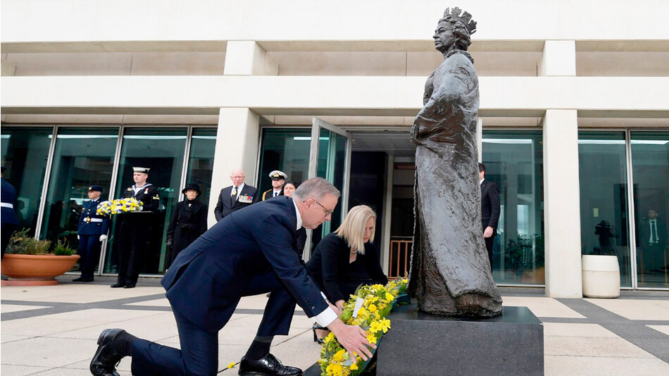 Премьер-министр Австралии Энтони Альбанезе и министр финансов Австралии Кэти Галлахер возлагают венок к статуе королевы Елизаветы II в здании австралийского парламента 10 сентября 2022 года в Канберре, Австралия