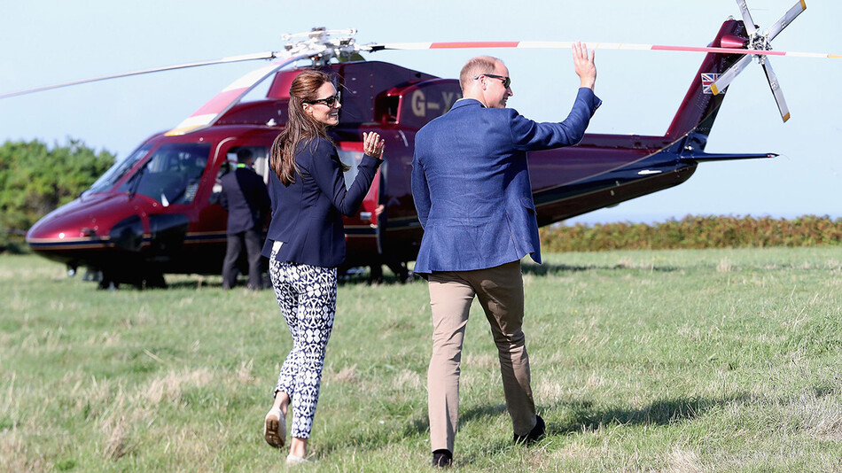 Принц Уильям, герцог Кембриджский и Екатерина, герцогиня Кембриджская машут, когда они возвращаются к королевскому вертолету после посещения острова Сен-Мартен на островах Силли 2 сентября 2016 года в Сент-Мартинсе, Англия