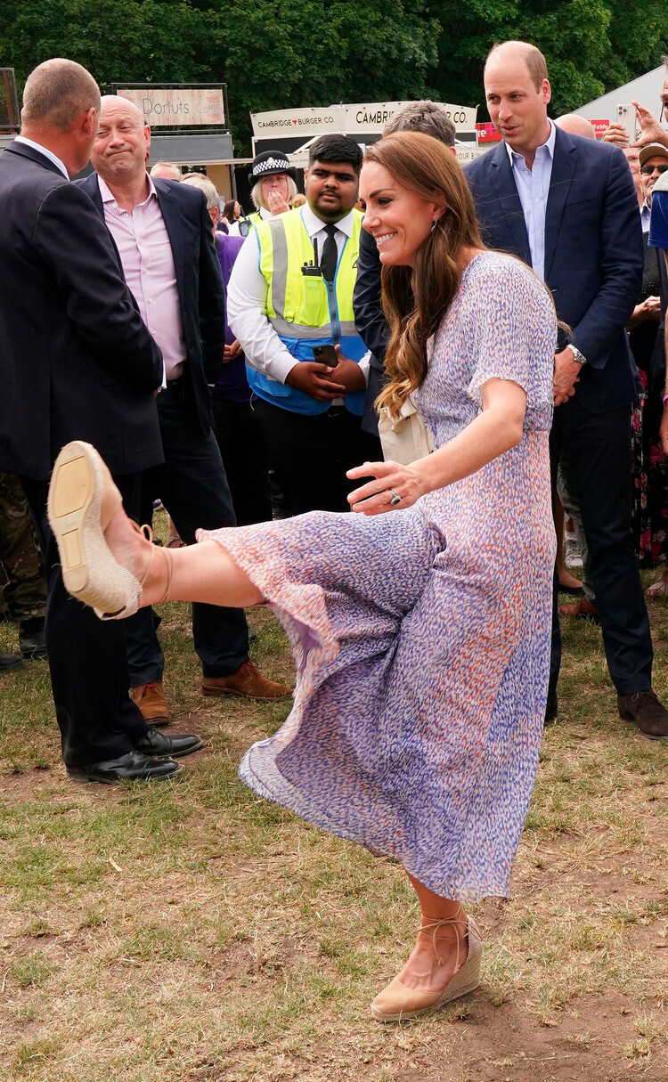 Кэтрин, герцогиня Кембриджская демонстрирует навыки игры в футбол в лёгком платье и туфлях Manolo Blahnik на высокой танкетке, во время визита на ипподром Ньюмаркет Роули Майл Корс в графстве Кембриджшир 23 июня 2022 года