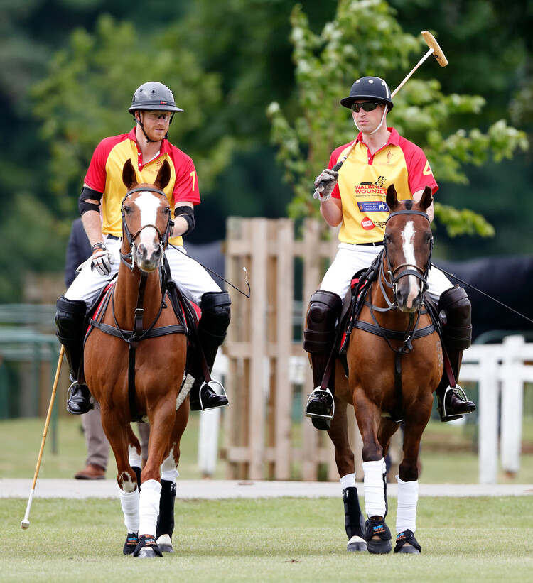 Принц Гарри и принц Уильям участвуют в благотворительном матче по поло Jerudong Park Trophy в Cirencester Park Polo Club 15 июля 2017 года, Сайренстер, Англия