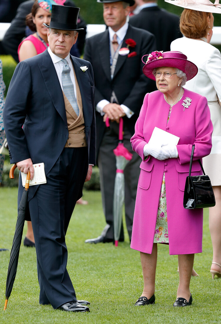Королева Елизавета II и принц Эндрю, герцог Йоркский, в первый день Королевского Аскота на ипподроме Аскот 16 июня 2015 в Аскоте, Англи