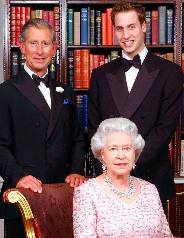 Королева Елизавета II находится в постоянном контакте с принцами Чарльзом и Уильямом