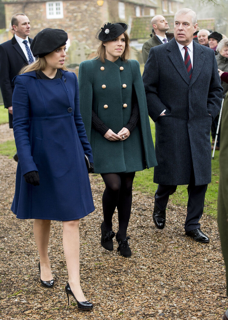 Принцесса Евгения и принцесса Беатрис с принцем Эндрю, герцогом Йоркским, прибывают в церковь Святого Лаврентия 21 января 2018 года в Касл-Райзинг, Англия