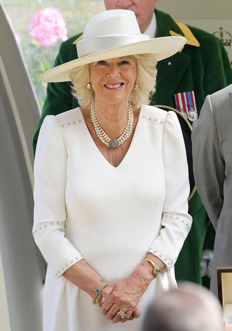 Камилла, герцогиня Корнуольская, присутствует во второй день королевских скачек Royal Ascot на ипподроме Аскот в июне 14 февраля 2022 года в Аскоте, Англия