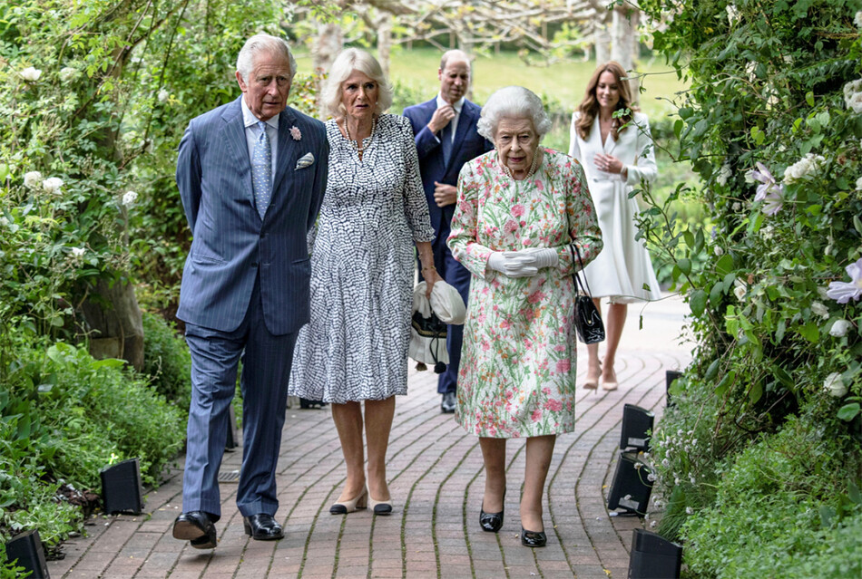 Принц Чарльз, Камилла Паркер-Боулз, королева Елизавета II, принц Уильям, Екатерина, герцогиня Кембриджская прибывают на приём для лидеров G7, 11 июня 2021 года в Сент-Остелле, Корнуолл, Англия