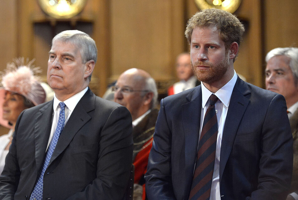 Принц Эндрю, герцог Йоркский и принц Гарри во время приёма в лондонской Ратуше после Национальной службы благодарения по случаю 90-летия королевы Елизаветы II в соборе Святого Павла 10 июня 2016 года в Лондоне, Великобритания