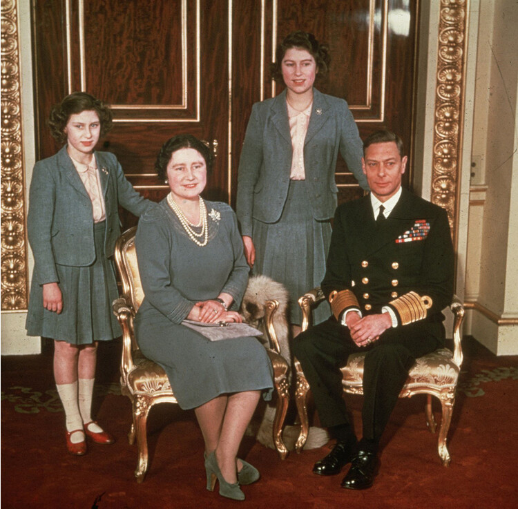 Королева Елизавета, принцесса Елизавета, принцесса Маргарет и король Георг VI, 1942