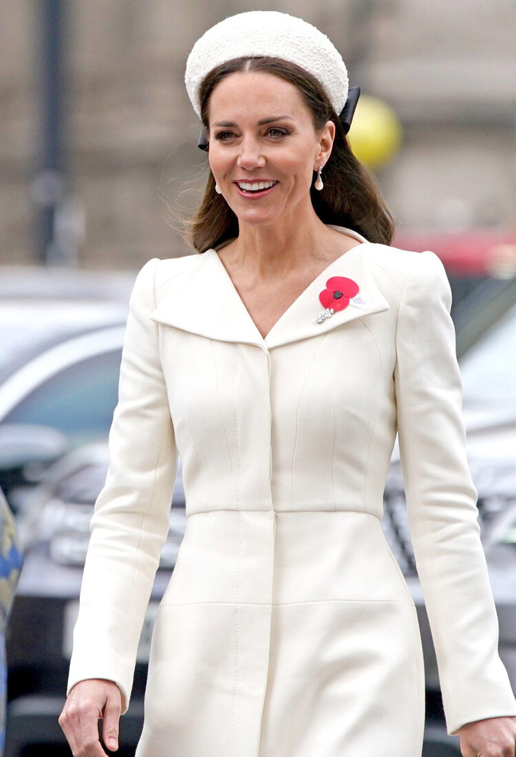 Герцогиня Кэтрин покидают торжественную службу АНЗАК в Вестминстерском аббатстве 25 апреля 2022 года в Лондоне, Англия