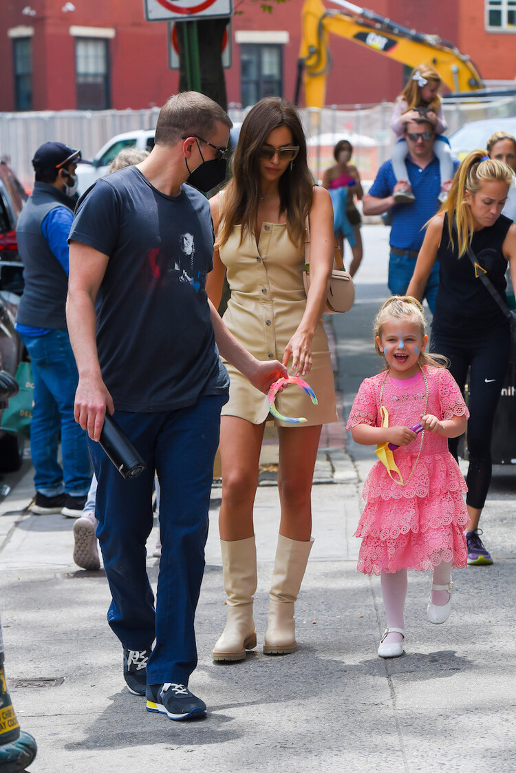 Брэдли Купер с дочерью Леей и бывшей женой Ириной Шейк, 2021